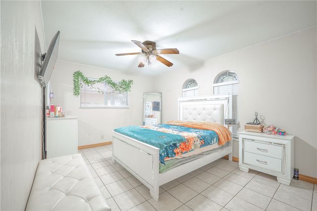 1104 Live Oak Dr, Alice, TX 78332