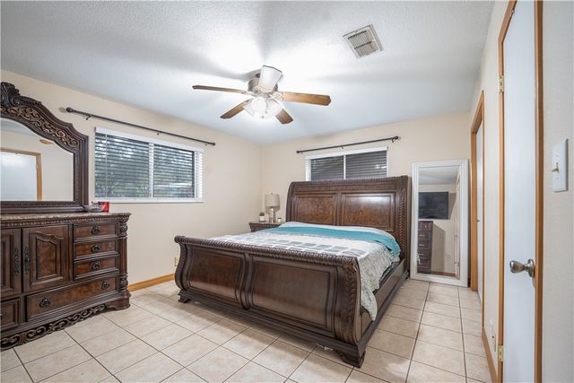1104 Live Oak Dr, Alice, TX 78332
