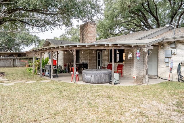 1104 Live Oak Dr, Alice, TX 78332