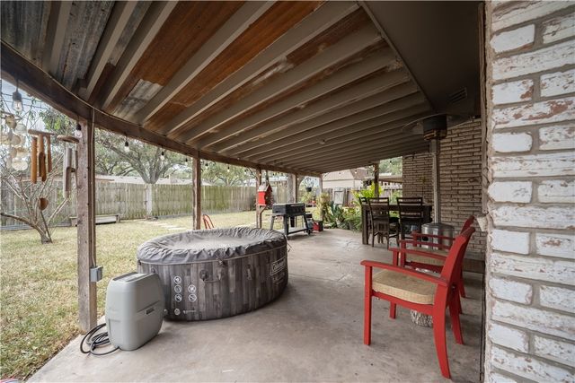 1104 Live Oak Dr, Alice, TX 78332