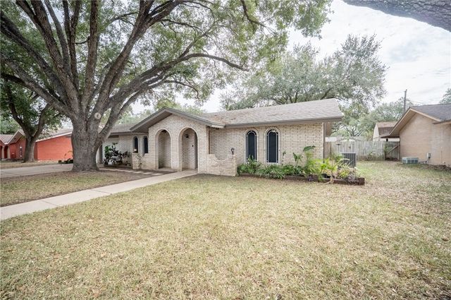 1104 Live Oak Dr, Alice, TX 78332