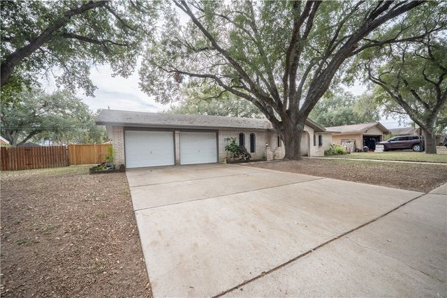 1104 Live Oak Dr, Alice, TX 78332