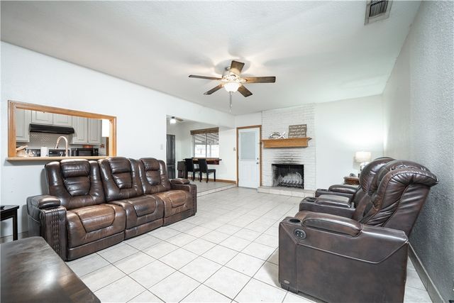 1104 Live Oak Dr, Alice, TX 78332