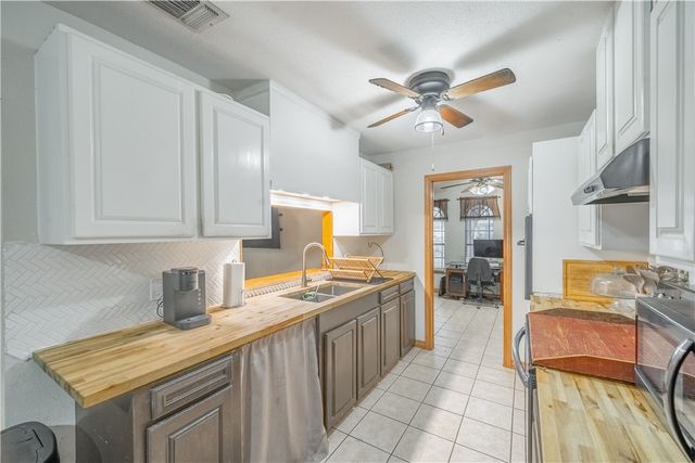 1104 Live Oak Dr, Alice, TX 78332