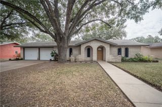 1104 Live Oak Dr, Alice, TX 78332
