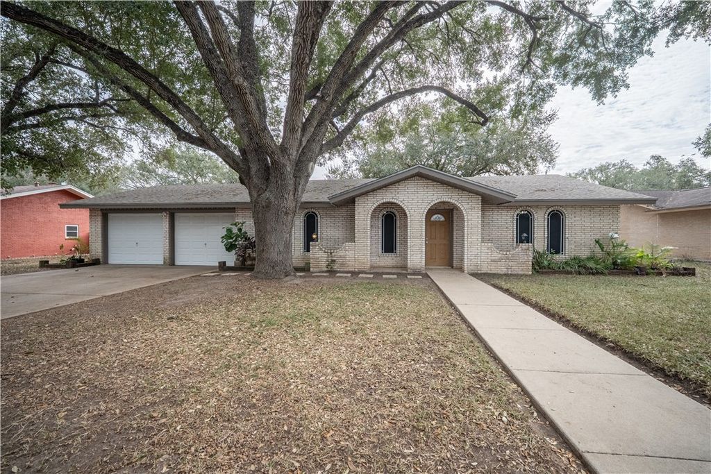 1104 Live Oak Dr, Alice, TX 78332