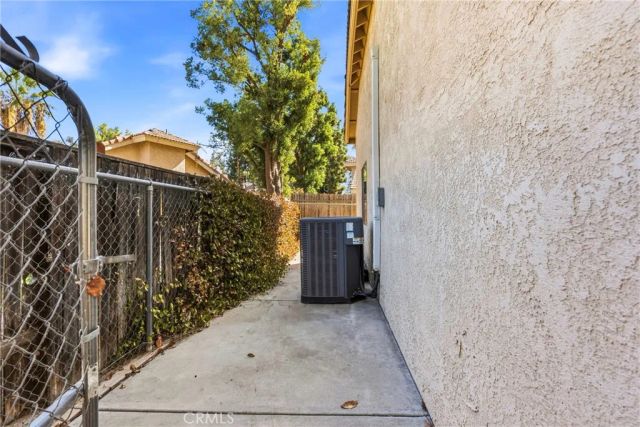 8012 Chaucer Street, Bakersfield, CA 93311
