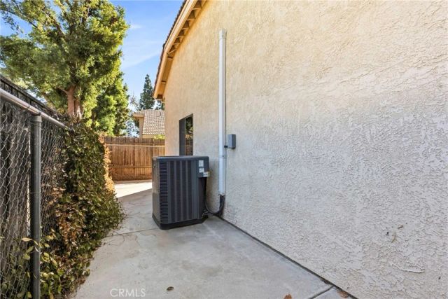 8012 Chaucer Street, Bakersfield, CA 93311