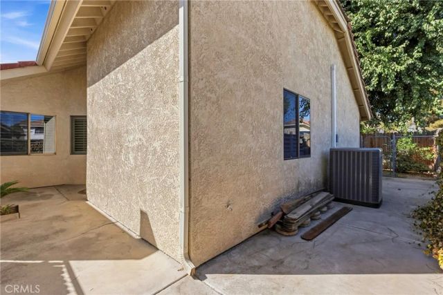 8012 Chaucer Street, Bakersfield, CA 93311