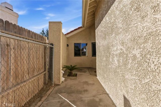 8012 Chaucer Street, Bakersfield, CA 93311