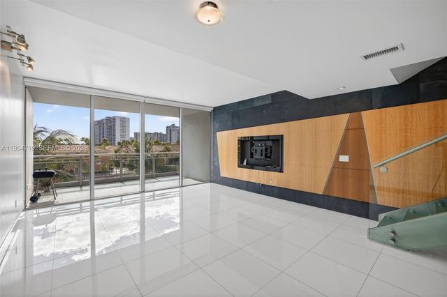 2950 NE 188th Street 302, Aventura, FL 33180