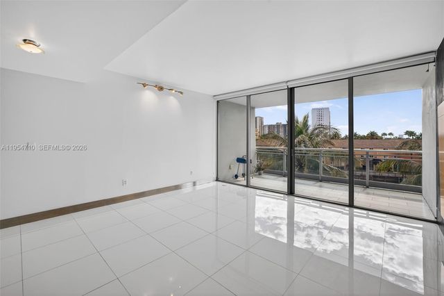 2950 NE 188th Street 302, Aventura, FL 33180