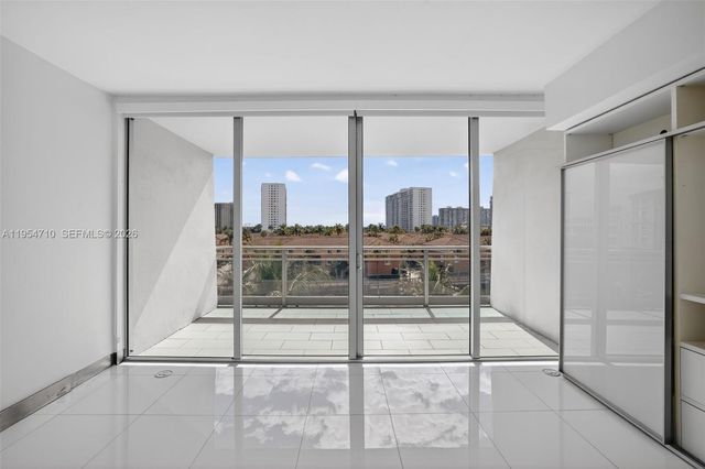 2950 NE 188th Street 302, Aventura, FL 33180
