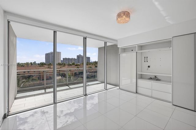 2950 NE 188th Street 302, Aventura, FL 33180