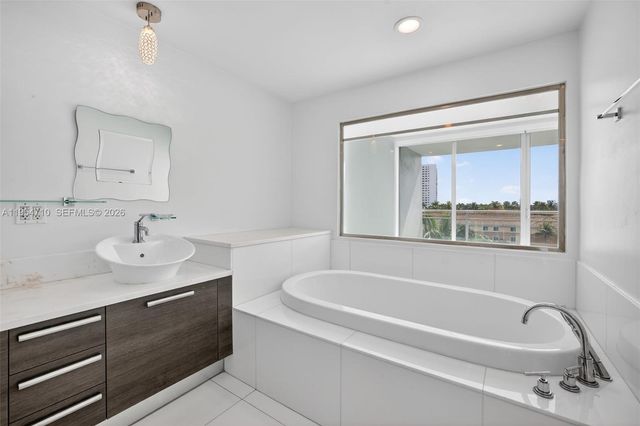 2950 NE 188th Street 302, Aventura, FL 33180