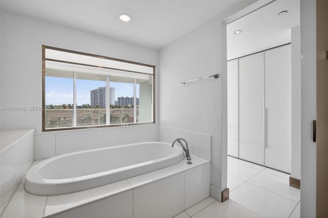 2950 NE 188th Street 302, Aventura, FL 33180