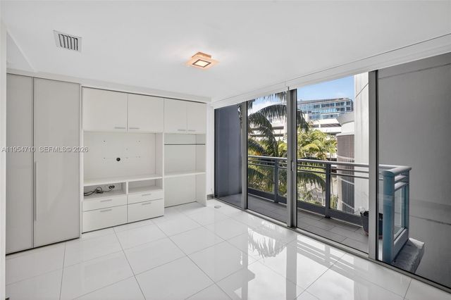 2950 NE 188th Street 302, Aventura, FL 33180