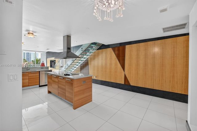 2950 NE 188th Street 302, Aventura, FL 33180