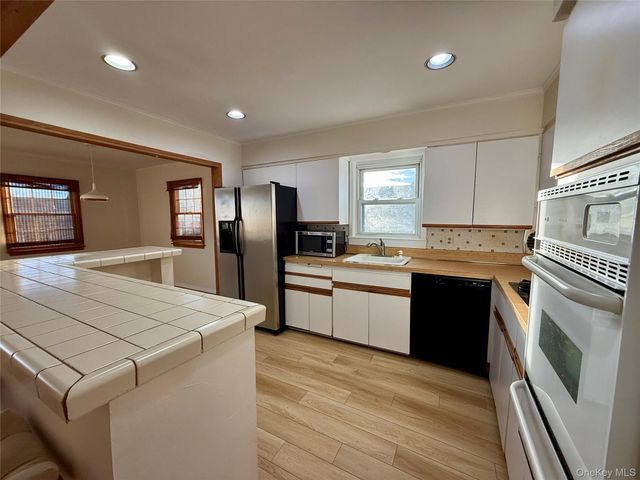 575 E Fulton Street Upper, Long Beach, NY 11561