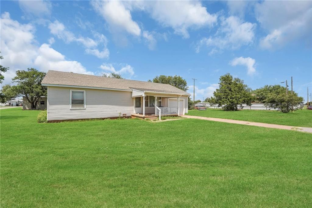 105 E Walk, Canute, OK 73626