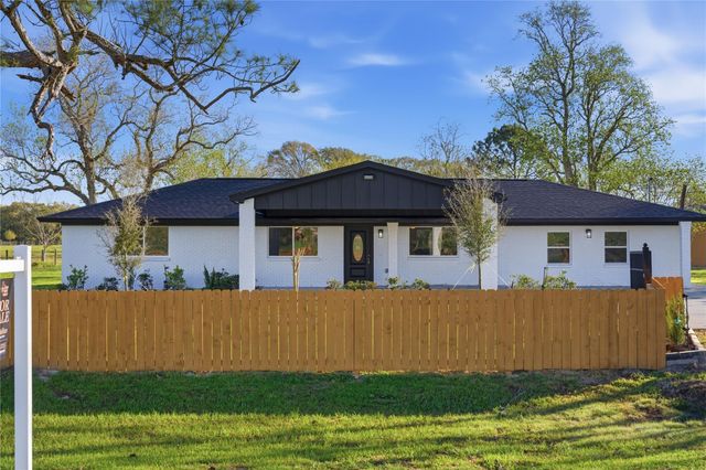 6623 County Road 4, Damon, TX 77430