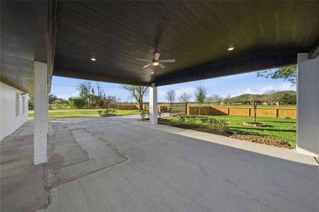 6623 County Road 4, Damon, TX 77430