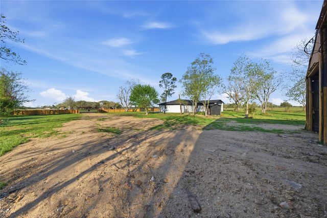 6623 County Road 4, Damon, TX 77430