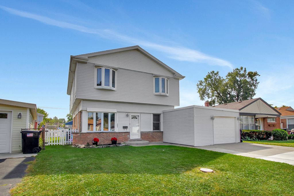 8001 S Kilpatrick Avenue, Chicago, IL 60652