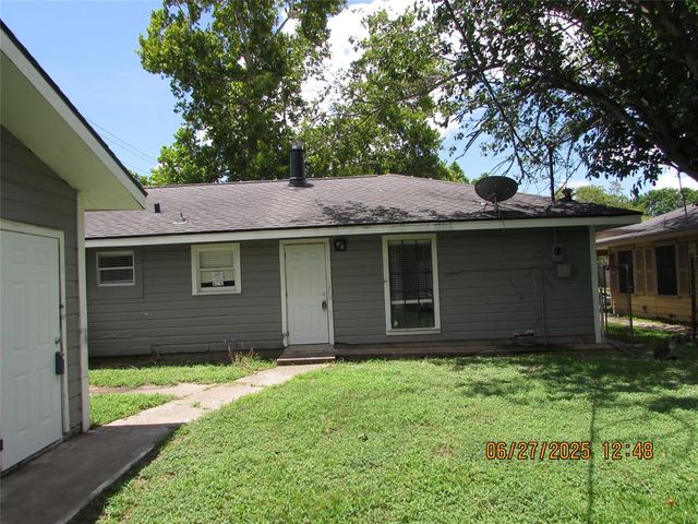 2902 Tarpey Avenue, Texas City, TX 77590
