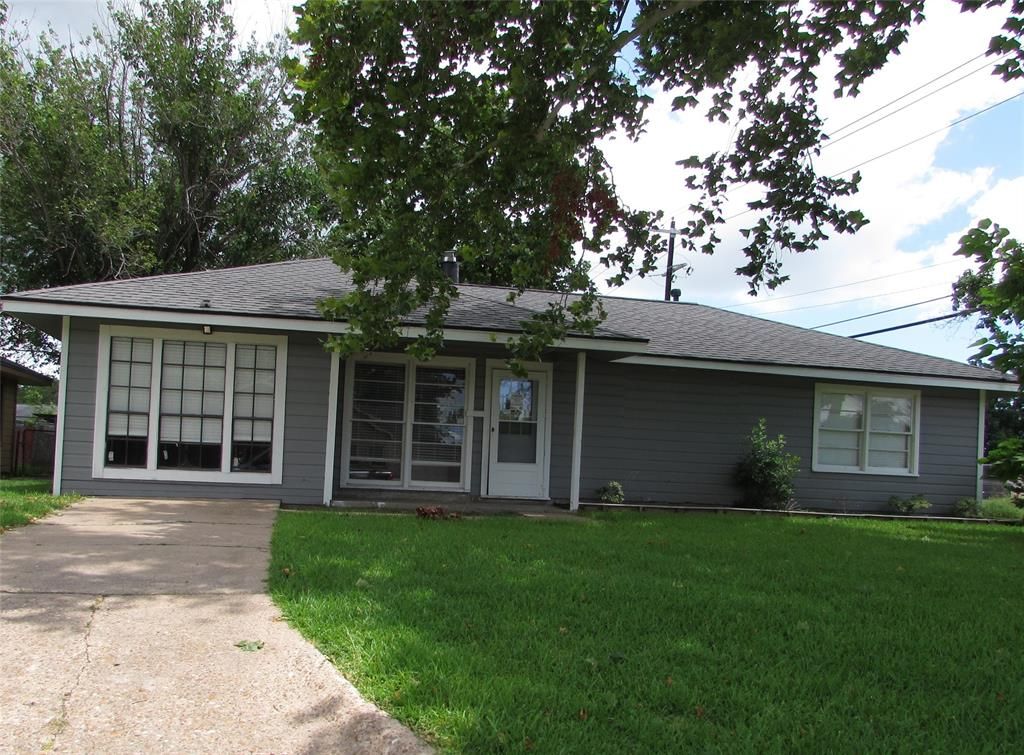 2902 Tarpey Avenue, Texas City, TX 77590
