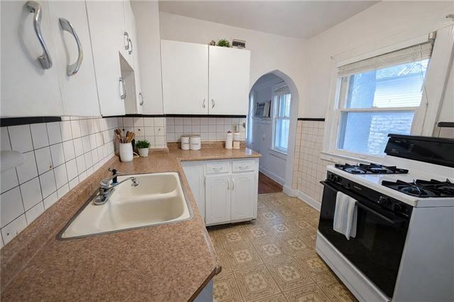 5727 Tracy Avenue, Kansas City, MO 64110