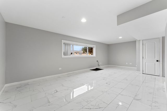 8306 S 82nd Avenue, Justice, IL 60458