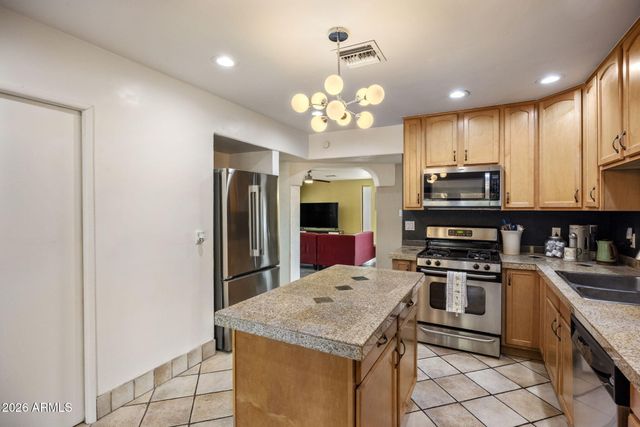 611 E CANTERBURY Lane, Phoenix, AZ 85022