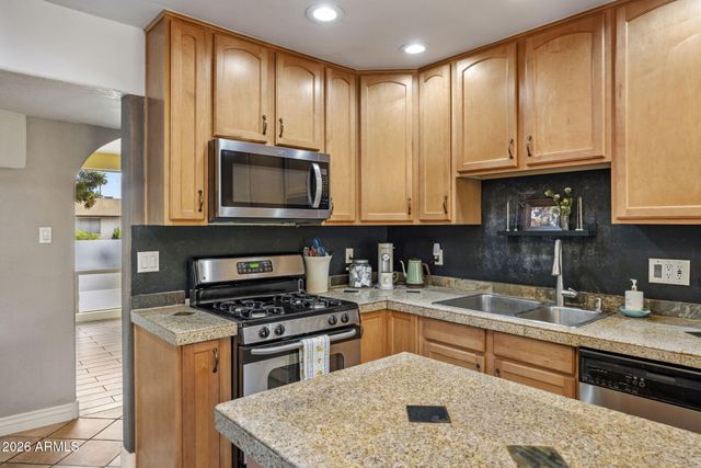 611 E CANTERBURY Lane, Phoenix, AZ 85022