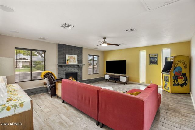 611 E CANTERBURY Lane, Phoenix, AZ 85022