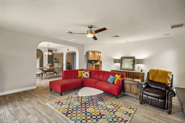 611 E CANTERBURY Lane, Phoenix, AZ 85022