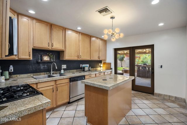 611 E CANTERBURY Lane, Phoenix, AZ 85022