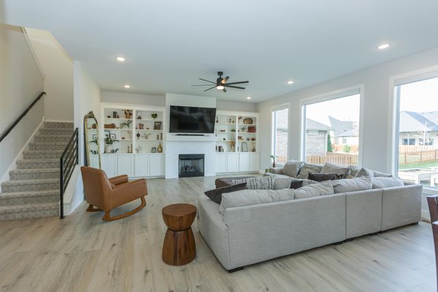 6037 S Maryland Avenue, Springfield, MO 65810