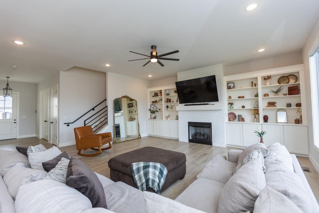 6037 S Maryland Avenue, Springfield, MO 65810