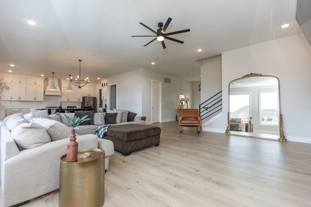 6037 S Maryland Avenue, Springfield, MO 65810