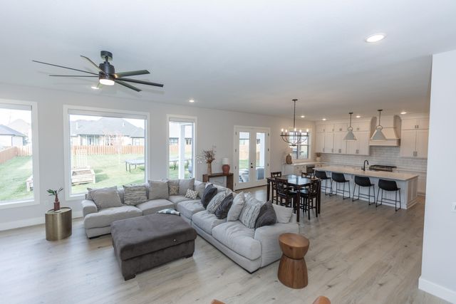 6037 S Maryland Avenue, Springfield, MO 65810