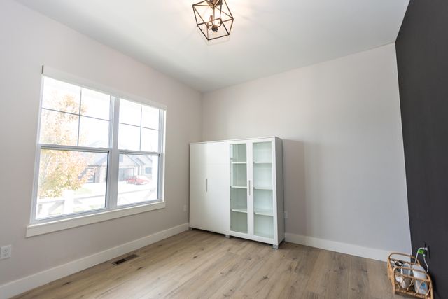 6037 S Maryland Avenue, Springfield, MO 65810