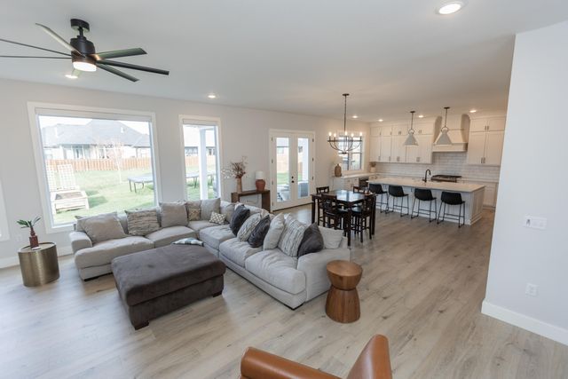 6037 S Maryland Avenue, Springfield, MO 65810