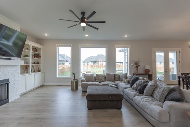 6037 S Maryland Avenue, Springfield, MO 65810