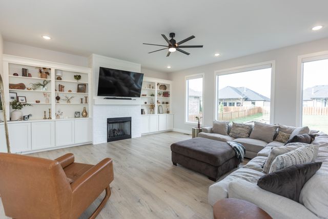 6037 S Maryland Avenue, Springfield, MO 65810