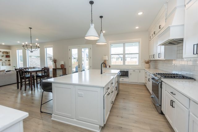 6037 S Maryland Avenue, Springfield, MO 65810