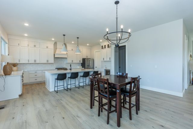 6037 S Maryland Avenue, Springfield, MO 65810