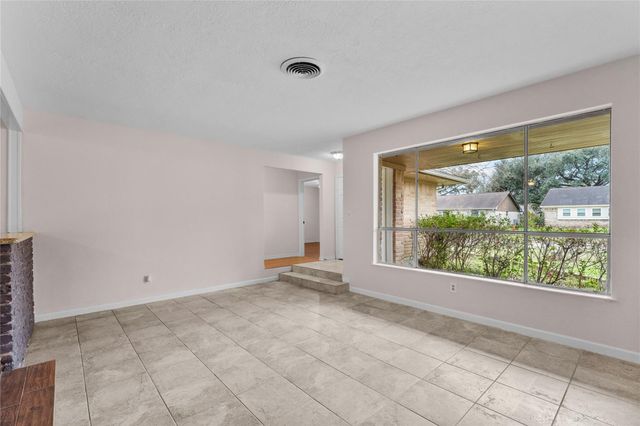 4911 Old Castle Lane, Dickinson, TX 77539