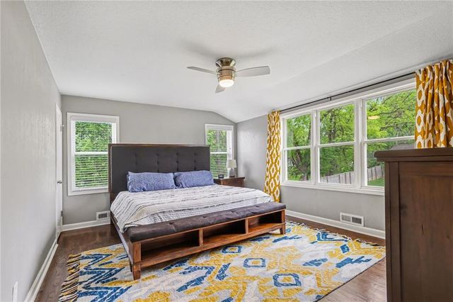 645 NE Barry Road, Kansas City, MO 64155