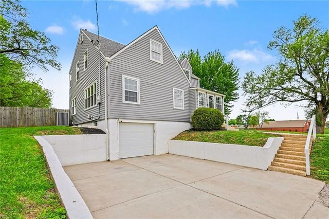 645 NE Barry Road, Kansas City, MO 64155